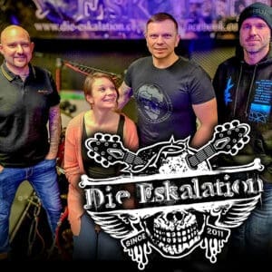 Die-Eskalation_Bandbild-Logo-1000x1000px-WEB